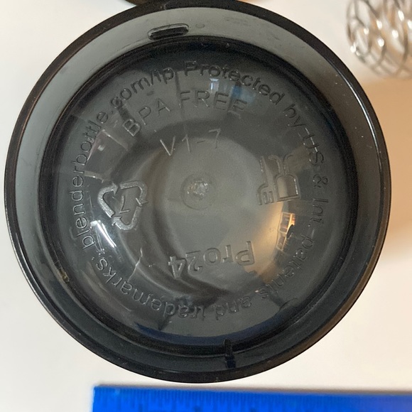 Blender Bottle Black Pro24 With Lid and Blender Ball - Picture 8 of 11